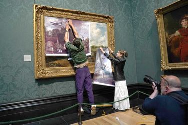 Un tableau du peintre britannique John Constable, "La Charrette de foin" (1821), a été détourné par des militants écologistes à la la National Gallery de Londres.