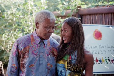 Nelson Mandela et Naomi Campbell, Afrique du Sud, juillet 1998... Le président sud-africain organise une vente aux enchères au parc Kruger au profit de sa fondation, le Nelson Mandela Children’s Fund, avec la top model Naomi Campbell. «C’était comme un grand-père pour moi, et moi j’étais comme sa petite fille. Il était un être humain extraordinaire, quelqu’un de très humble », a-t-elle déclaré depuis, fondant en larmes sur un plateau télé.