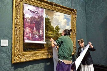 Un tableau du peintre britannique John Constable, "La Charrette de foin" (1821), a été détourné par des militants écologistes à la la National Gallery de Londres.