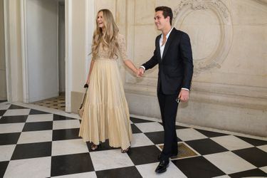 Elle Macpherson et son fils Flynn au défilé de mode Haute-Couture automne-hiver 2022-2023 Dior, à Paris, le 4 juillet 2022.