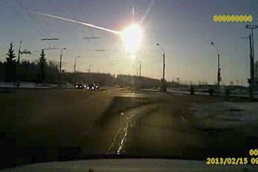L'explosion de l'astéroïde au dessus de la ville de Chelyabinsk, en Russie, le 15 février 2013. C'est dans les fragments laissés par la pluie de météorites qui a suivi que les scientifiques ont découvert ces nouveaux cristaux. 