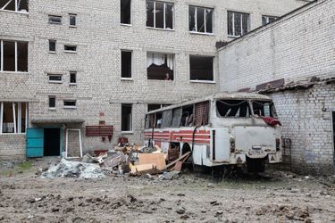 Après l'attaque russe contre un lycée et une école technique de Kharkiv, dans le nord-est de l'Ukraine. 