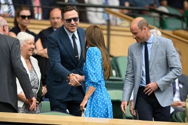 Kate Middleton, duchesse de Cambridge, et le prince William saluent David Walliams au tournoi de Wimbledon à Londres, le 5 juillet 2022