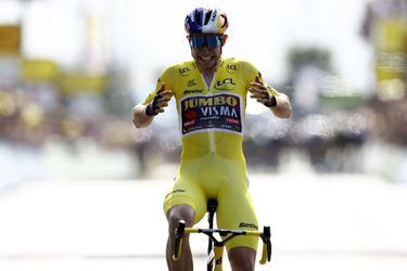 Le Belge Wout van Aert (Jumbo) a réussi un coup de force dans la quatrième étape du Tour de France, qu'il a remportée en solitaire, mardi à Calais. Déjà porteur du maillot jaune, van Aert a attaqué à onze kilomètres de l'arrivée et a conforté sa position en tête du classement général.
