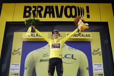 Wout Van Aert a fait coup double : maillot jaune et étape.