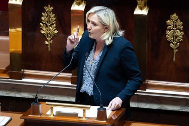 Marine Le Pen à la tribune après le discours d'Elisabeth Borne. 