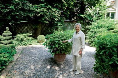 Anne-Aymone Giscard d’Estaing dans la cour de son hôtel particulier, rue Benouville (Paris XVIe ). Elle l’a toujours préféré à l’Élysée. Le 22 juin.