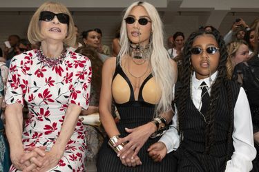 Anna Wintour, Kim Kardashian et sa fille North West au premier rang du défilé Haute Couture automne-hiver 2022-2023 Jean Paul Gaultier x Olivier Rousteing, à Paris, le 6 juillet 2022. 