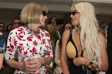 Anna Wintour et Kim Kardashian au premier rang du défilé Haute Couture automne-hiver 2022-2023 Jean Paul Gaultier x Olivier Rousteing, à Paris, le 6 juillet 2022. 