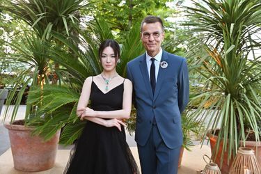 Miss Song Hye-kyo et Jean-Marc Mansvelt au dîner du lancement de la nouvelle collection Haute Joaillerie « Ondes et Merveilles » de Chaumet, présentée à la piscine Molitor à Paris le 2 juillet.