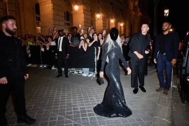 Kim Kardashian quitte l'afterparty Balenciaga, le 6 juillet 2022 à Paris.