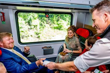 Le roi Willem-Alexander contrôlé à bord d'un train autrichien, le 29 juin 2022. 