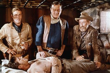 James Caan, John Wayne, Arthur Hunnicutt et Robert Mitchum sur le tournage d'«El Dorado» mis en scène par Howard Hawks. 