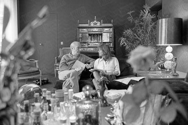 Danièle Thompson au travail avec son père Gérard Oury, en juin 1977.