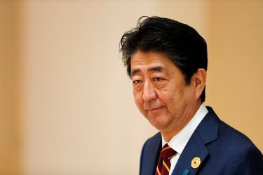 Ancien chef du PLD, Shinzo Abe était le Premier ministre japonais à être resté le plus longtemps au pouvoir. Il avait été en poste en 2006-2007, puis de nouveau de 2012 à 2020. il avait été contraint de démissionner pour des raisons de santé  mais restait très influent au sein du PLD, dont il contrôlait la principale faction au Parlement. Shinzo Abe est mort à l'âge de 67 ans. 