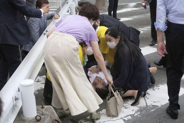 Les témoins de la scène portent les premiers secours à Shinzo Abe. 