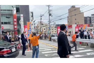 Shinzo Abe était arrivée peu avant midi à Nara, au centre d'Honshu, principale île de l'archipel nippon, pour prononcer un discours lors d'un rassemblement en pleine rue, en vue des élections sénatoriales de dimanche. 