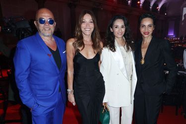 Pascal Obispo, Carla Bruni, Rachida Brakni et Farida Khelfa au 19e Dîner de la Mode en faveur du Sidaction à Paris, le 7 juillet 2022. 