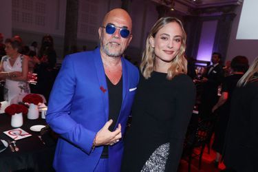 Pascal Obispo et Nora Arnezeder au 19e Dîner de la Mode en faveur du Sidaction à Paris, le 7 juillet 2022. 