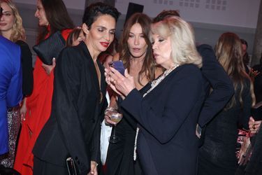 Farida Khelfa, Carla Bruni et Amanda Lear au 19e Dîner de la Mode en faveur du Sidaction à Paris, le 7 juillet 2022. 