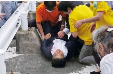Shinzo Abe s'est effondré et saignait du cou, a déclaré une source du Parti libéral-démocrate (PLD) au pouvoir à l'agence de presse Jiji.