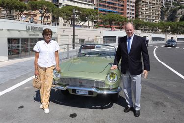 La princesse Stéphanie et le prince Albert II de Monaco devant la Renault Floride de leur mère, la princesse Grace, le 7 juillet 2022