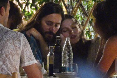 Jared Leto dîne avec des amis lors de ses vacances à Portofino, en Italie, le 6 juillet 2022.