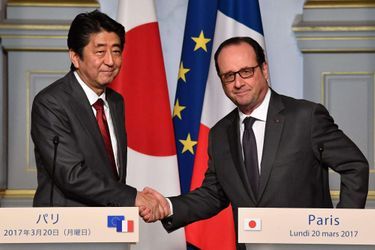 Shinzo Abe et François Hollande à Paris en mars 2017.