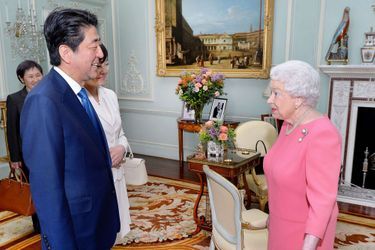 La reine Elizabeth II avec Shinzo Abe et sa femme Akie à Buckingham Palace, le 5 mai 2016
