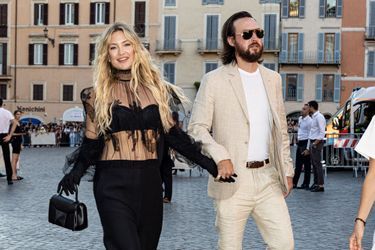 Kate Hudson et son compagnon Danny Fujikawa lors du défilé Valentino haute couture automne-hiver 2022-2023 à Rome, le 8 juillet 2022. 