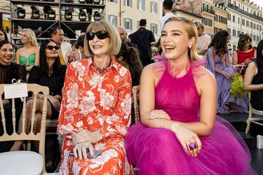 Anna Wintour et Florence Pugh lors du défilé Valentino haute couture automne-hiver 2022-2023 à Rome, le 8 juillet 2022. 