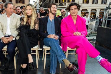 Kate Hudson, Andrew Garfield et Charles Melton lors du défilé Valentino haute couture automne-hiver 2022-2023 à Rome, le 8 juillet 2022. 