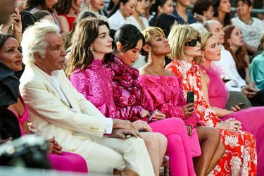 Anne Hathaway, Giancarlo Giammetti, Hwasa, Ariana DeBose, Anna Wintour, Florence Pugh lors du défilé Valentino haute couture automne-hiver 2022-2023 à Rome, le 8 juillet 2022. 