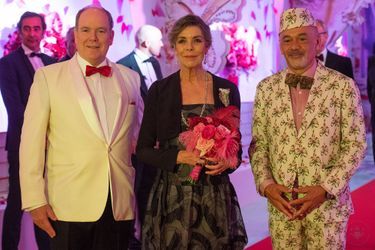 Le prince Albert, sa soeur la princesse Caroline et Christian Louboutin lors du Bal de la Rose 2022 au Sporting Club de Monaco en faveur de la Fondation Princesse Grace le 8 juillet 2022. 