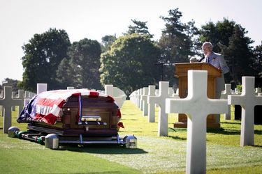 William J. McGowan a été inhumé "avec tous les honneurs militaires à la demande d'un membre de sa famille" au cimetière américain de Colleville. Son neveu Paul Stouffer a prononcé l'éloge funèbre. 