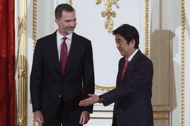 Le roi Felipe VI d'Espagne avec le Premier ministre japonais Shinzo Abe à Tokyo, le 6 avril 2017