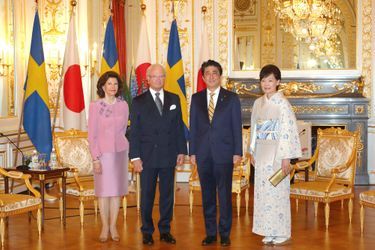 La reine Silvia et le roi Carl XVI Gustaf de Suède avec le Premier ministre japonais Shinzo Abe et sa femme Akie à Tokyo, le 25 avril 2018