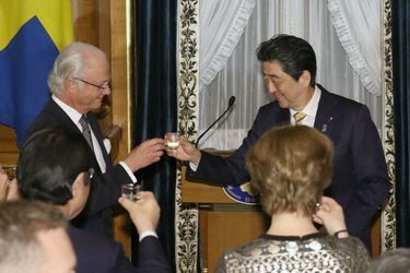 Le roi Carl XVI Gustaf de Suède avec le Premier ministre japonais Shinzo Abe à Tokyo, le 25 avril 2018