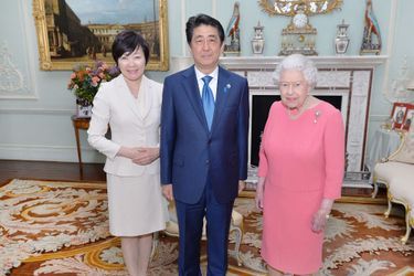 La reine Elizabeth II avec le Premier ministre japonais Shinzo Abe et sa femme Akie à Londres, le 5 juin 2016