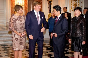 La reine Maxima et le roi Willem-Alexander des Pays-Bas avec le Premier ministre japonais Shinzo Abe et sa femme Akie à Tokyo, le 30 avril 2014