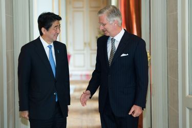 Le roi des Belges Philippe avec le Premier ministre japonais Shinzo Abe au château de Laeken, le 6 mai 2014