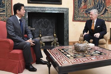 Le roi des Belges Philippe avec le Premier ministre japonais Shinzo Abe au château de Laeken, le 3 mai 2016