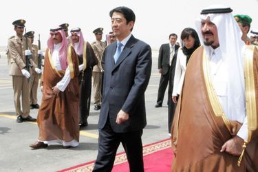 Le prince héritier d'Arabie saoudite Sultan bin Salman bin Abdulaziz al-Saud avec le Premier ministre japonais Shinzo Abe à Riyadh, le 28 avril 2007