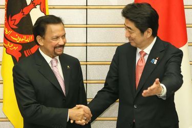 Le sultan de Bruneï Hassanal Bolkiah avec le Premier ministre japonais Shinzo Abe à Tokyo, le 13 mai 2013