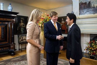 La reine Maxima et le roi Willem-Alexander des Pays-Bas avec le Premier ministre japonais Shinzo Abe à La Haye, le 24 mars 2014