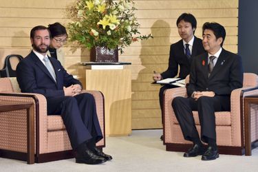 Le grand-duc héritier Guillaume de Luxembourg avec le Premier ministre japonais Shinzo Abe à Tokyo, 9 octobre 2014