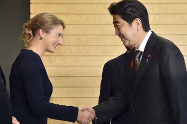 La princesse Stéphanie de Luxembourg avec le Premier ministre japonais Shinzo Abe à Tokyo, 9 octobre 2014