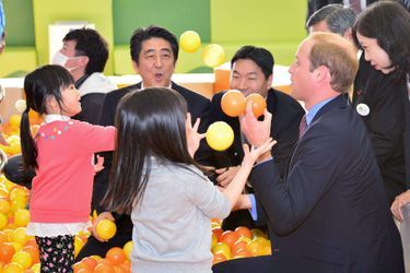 Le prince William avec le Premier ministre japonais Shinzo Abe dans la préfecture de Fukushima, 28 février 2015