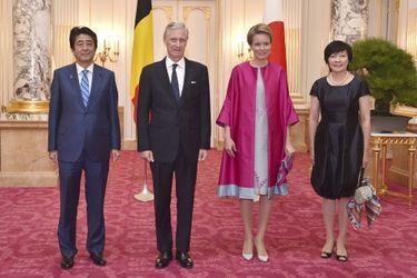 La reine Mathilde et le roi des Belges Philippe avec le Premier ministre japonais Shinzo Abe et sa femme Akie à Tokyo, 12 octobre 2016