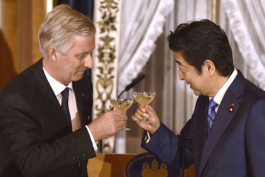 Le roi des Belges Philippe avec le Premier ministre japonais Shinzo Abe à Tokyo, 12 octobre 2016